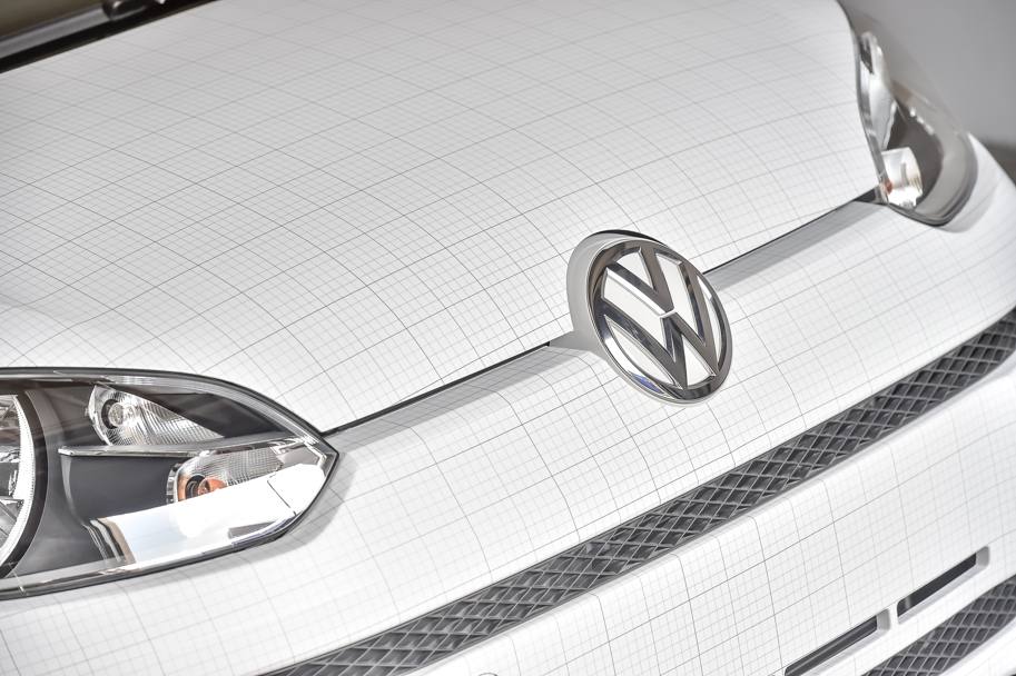  una Volkswagen Up! rivestita di carta millimetrata quella personalizzata da Garage Italia Customs